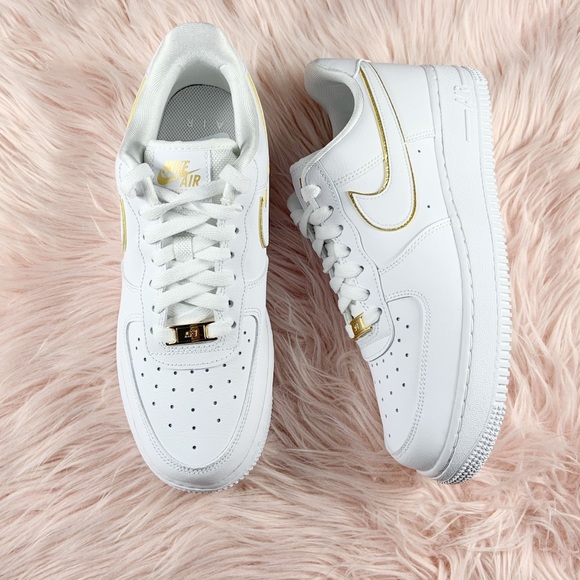 New Nike Women’s Air Force 1 ‘07 ESS Gold - Picture 2 of 5